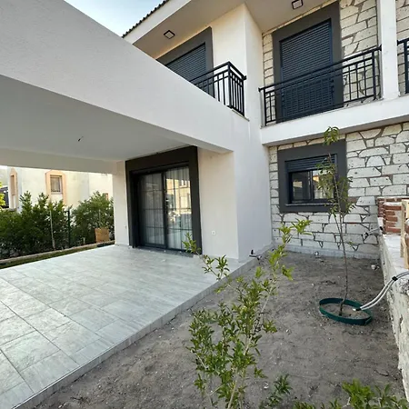 Karaburun Mordoganda Havuzlu & Bahceli Luex Villa