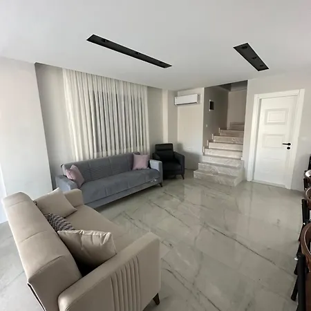 Villa Karaburun Mordoganda Havuzlu & Bahceli Luex *